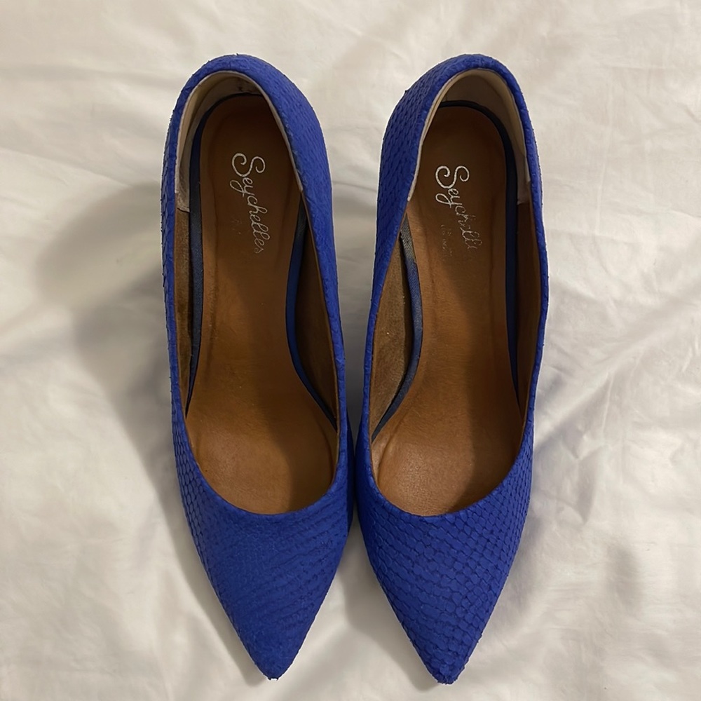 Royal blue snakeskin pumps